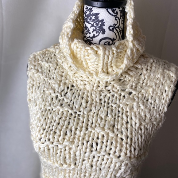 BCBG Super chunky knit sleeveless cowl neck top. - Picture 2 of 8